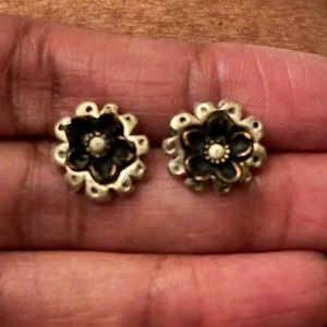 Beautiful silver flower 🌸 design earring